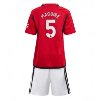Otroški Nogometni dresi Manchester United Harry Maguire #5 Domači 2023-24 Kratek Rokav (+ Kratke hlače)